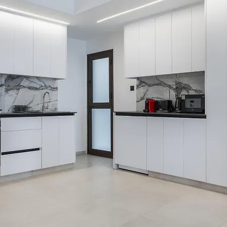 B&w 2-bedroom